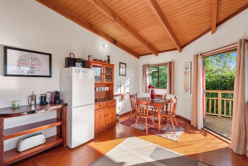 Treetop Hideaway - Taupo Holiday Home Exterior foto
