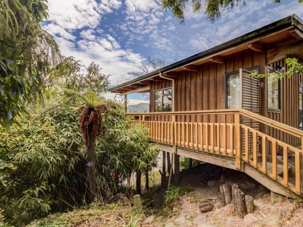 Treetop Hideaway - Taupo Holiday Home Exterior foto