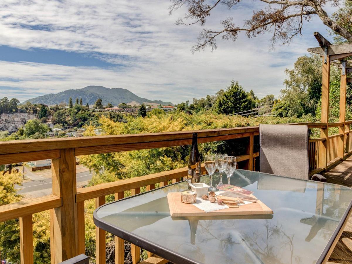 Treetop Hideaway - Taupo Holiday Home Exterior foto