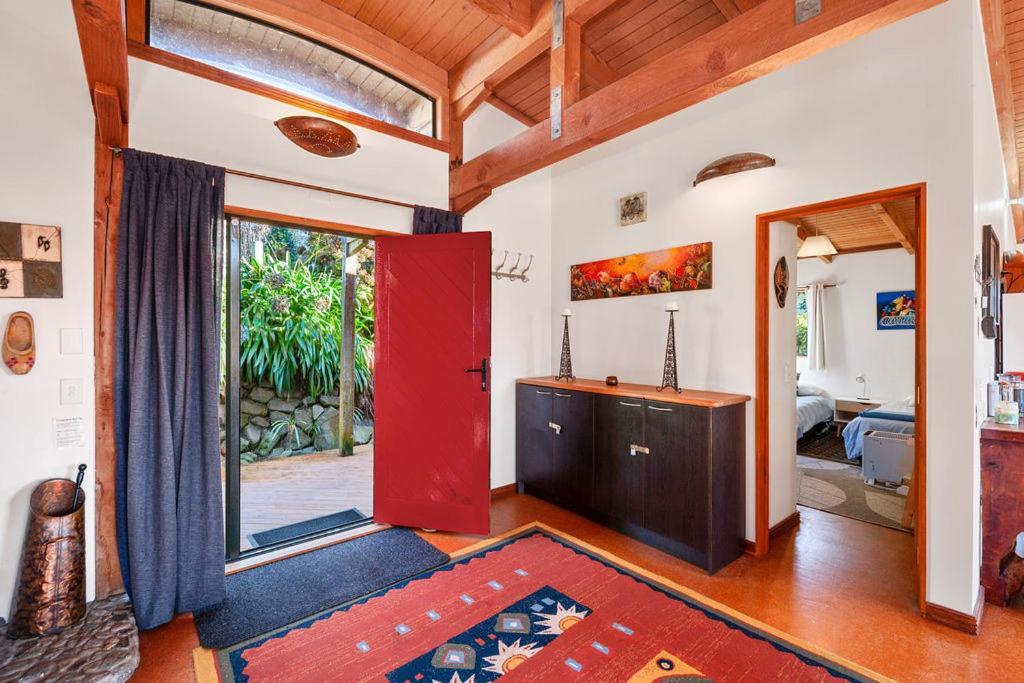 Treetop Hideaway - Taupo Holiday Home Exterior foto