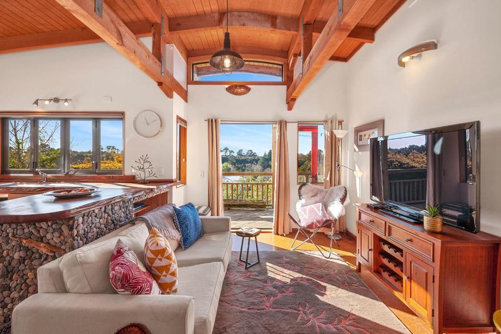 Treetop Hideaway - Taupo Holiday Home Exterior foto