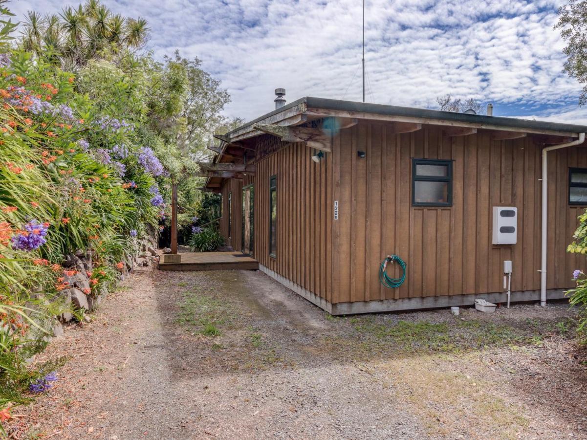 Treetop Hideaway - Taupo Holiday Home Exterior foto